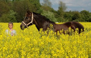 Fiara udn ich im Rapsfeld schön