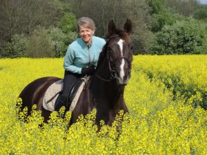 Faira und ich im rapsfeld 2014 DSC03421